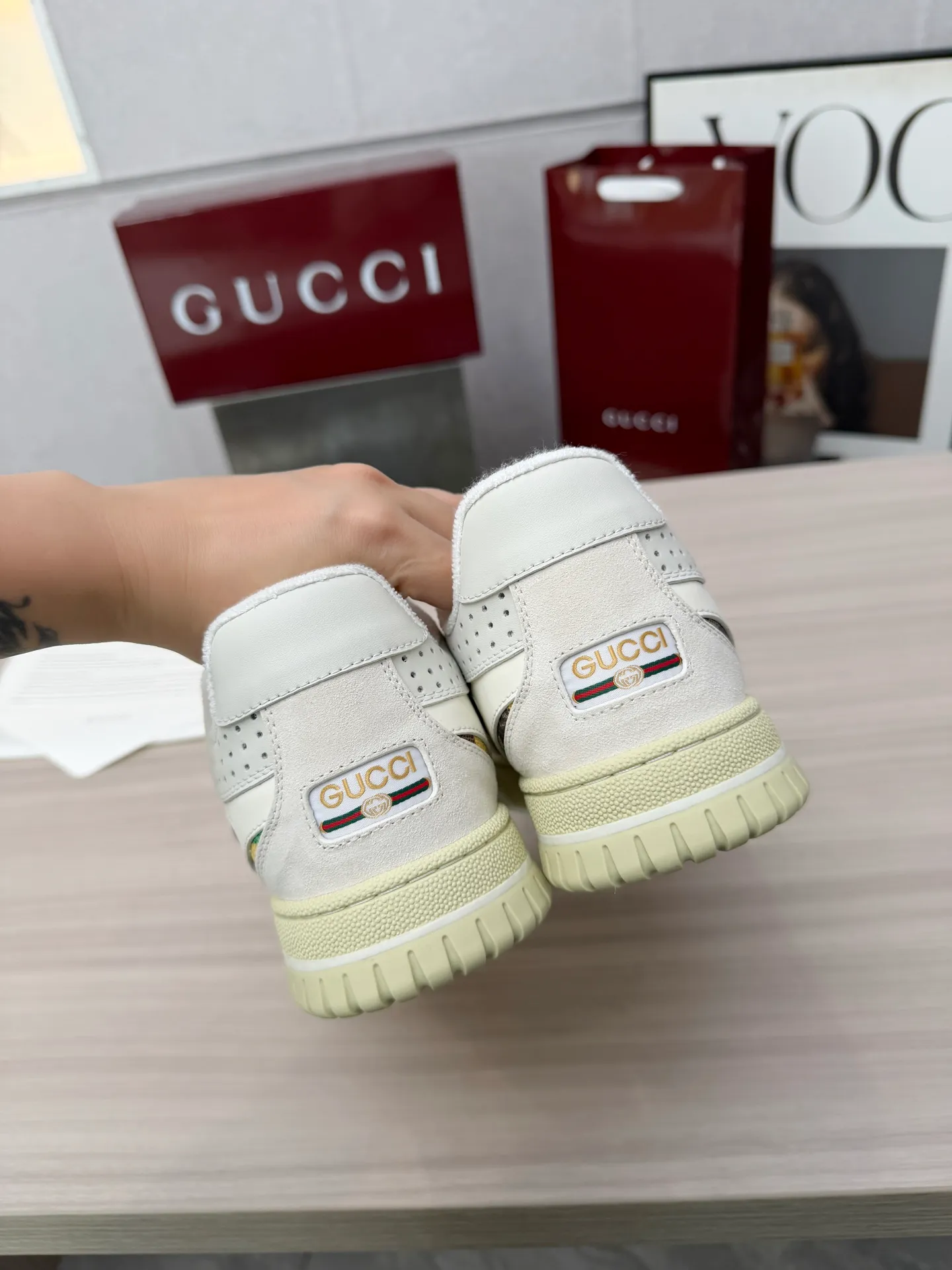 [G Home] P: 600💰 Men's Size: Men's 39-44 (45 custom-made) 🆕2025.GUCC Gucci original order quality The latest popular high and low top distressed couple sneakers series are shipped. Original purchase, development and production. This high and low top sneakers adopt a basketball-style silhouette design, cleverly integrated with hollow panels and distressed effects, showing unique ingenuity. The ingenuity incorporates brand logo details such as interlocking Double G styling accessories and Gucci lettering, a low-key tribute to the brand's design heritage. Exquisite packaging at the delivery counter 🛍📦 ▪️ Fabric: Original customized imported first-layer cowhide ▪️ Inner lining: Imported first-layer cowhide ▪️ Sole: Original molded two-color TPU sole ▪️ Sole thickness: 3cm
